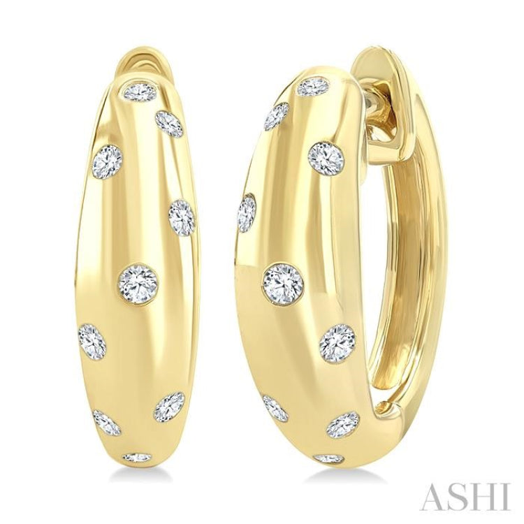 1/6 Ctw Round Cut Diamond Mosaic Huggie Earrings in 10K Yellow Gold