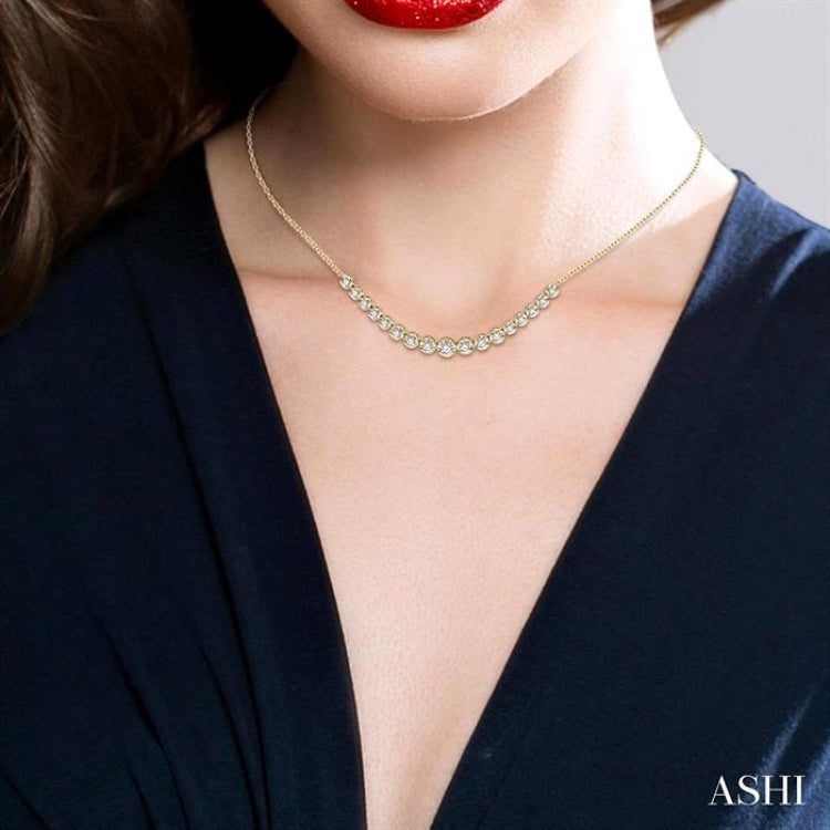 1 Ctw Round Cut Diamond Illusion Necklace in 10K Yellow Gold