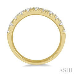 1/2 Ctw 11 Stone Round Cut Diamond Wedding Band in 14K Yellow Gold