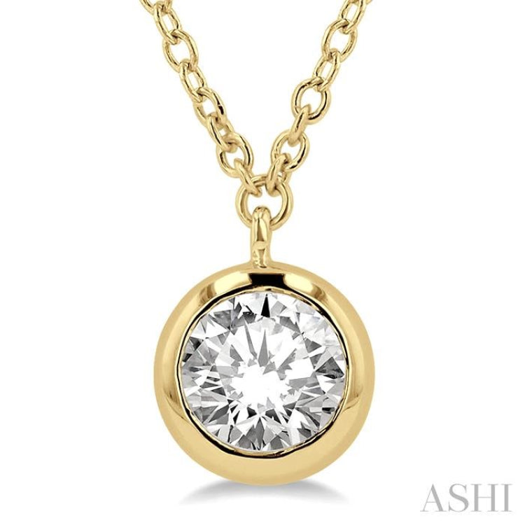 1/2 Ctw Round Cut Diamond Pendant With Chain in 14K Yellow Gold