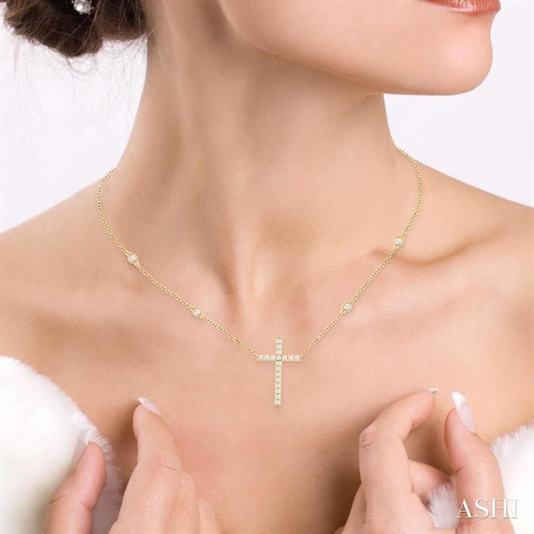 1/2 Ctw Cross Pendant Round Cut Diamond Fashion Station Necklace in 10K Yellow Gold